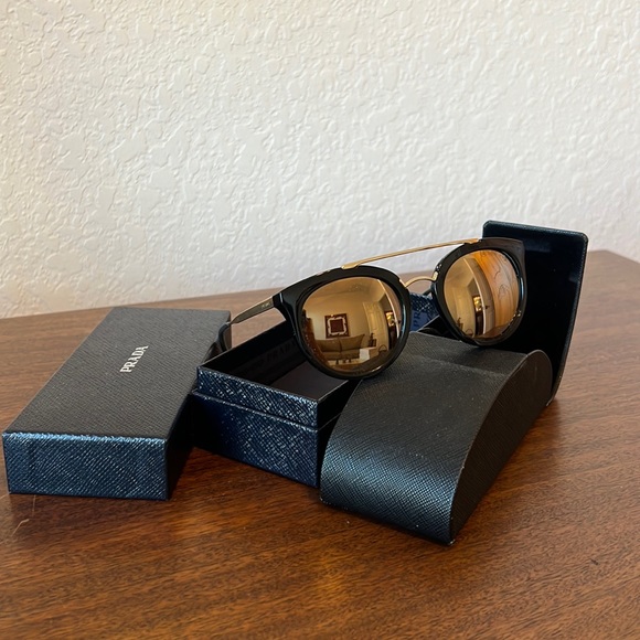 Prada sunglasses - Picture 1 of 3